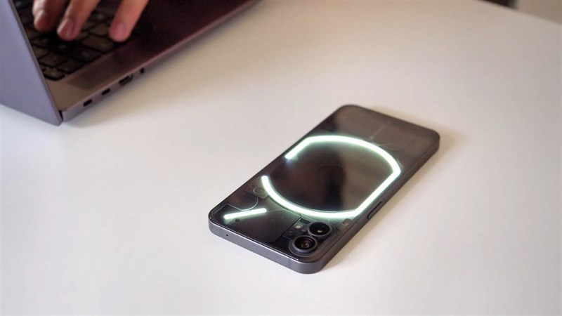 Đánh giá Nothing Phone (1): Thiết kế trong suốt, trụ được 108 tiếng! Đánh giá Nothing Phone (1): Thiết kế trong suốt, trụ được 108 tiếng!
