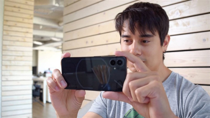 Đánh giá Nothing Phone (1): Thiết kế trong suốt, trụ được 108 tiếng! Đánh giá Nothing Phone (1): Thiết kế trong suốt, trụ được 108 tiếng!