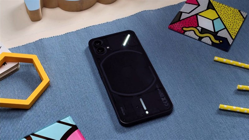 Đánh giá Nothing Phone (1): Thiết kế trong suốt, trụ được 108 tiếng! Đánh giá Nothing Phone (1): Thiết kế trong suốt, trụ được 108 tiếng!