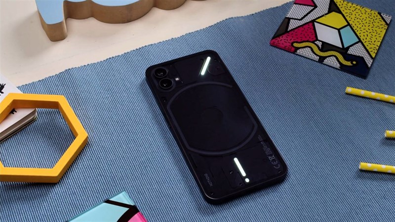 Đánh giá Nothing Phone (1): Thiết kế trong suốt, trụ được 108 tiếng! Đánh giá Nothing Phone (1): Thiết kế trong suốt, trụ được 108 tiếng!
