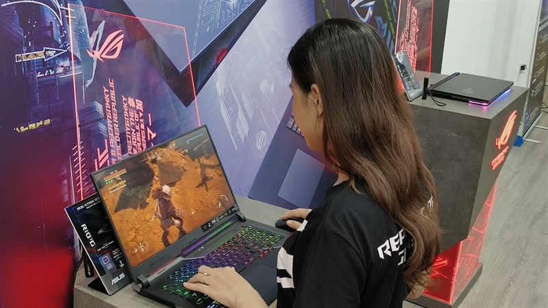 Khả năng hiển thị của ASUS ROG Strix SCAR 17 SE cũng được đảm bảo khi máy đạt 100% DCI-P3 cùng nhiều công nghệ màn hình khác. Khả năng hiển thị của ASUS ROG Strix SCAR 17 SE cũng được đảm bảo khi máy đạt 100% DCI-P3 cùng nhiều công nghệ màn hình khác.