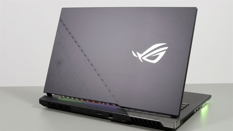 Để phần cứng khủng của ASUS ROG Strix SCAR 17 SE hoạt động hiệu quả và đạt công suất tối đa thì hệ thống tản nhiệt có vai trò không nhỏ. Để phần cứng khủng của ASUS ROG Strix SCAR 17 SE hoạt động hiệu quả và đạt công suất tối đa thì hệ thống tản nhiệt có vai trò không nhỏ.