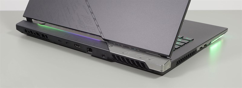 Phần bản lề của ASUS ROG Strix SCAR 17 SE có kích thước khá lớn, được tạo điểm nhấn bằng logo ROG màu bạc trông rất bắt mắt và sang trọng. Phần bản lề của ASUS ROG Strix SCAR 17 SE có kích thước khá lớn, được tạo điểm nhấn bằng logo ROG màu bạc trông rất bắt mắt và sang trọng.