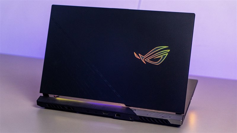 Phần bên phải mặt trước là nơi đặt logo ROG quen thuộc có trang bị đèn trông rất thu hút, bắt mắt và mang tính nhận diện cao. Phần bên phải mặt trước là nơi đặt logo ROG quen thuộc có trang bị đèn trông rất thu hút, bắt mắt và mang tính nhận diện cao.