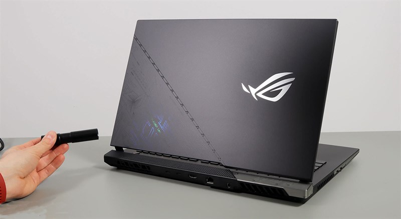 Phần mặt trái của ROG Strix SCAR 2022 được phủ một lớp mực tàng hình độc đáo. Phần mặt trái của ROG Strix SCAR 2022 được phủ một lớp mực tàng hình độc đáo.