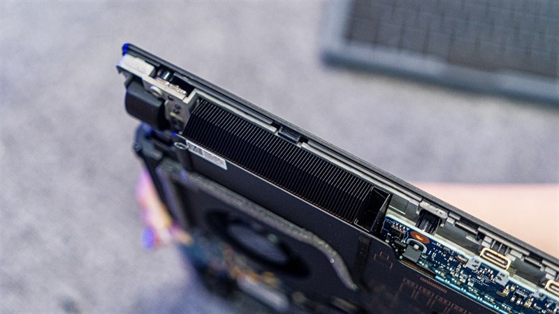 ASUS ROG Strix SCAR 17 SE còn có 4 khe thoát nhiệt với hệ thống lá tản nhiệt siêu mỏng chỉ 0.1 mm. ASUS ROG Strix SCAR 17 SE còn có 4 khe thoát nhiệt với hệ thống lá tản nhiệt siêu mỏng chỉ 0.1 mm.