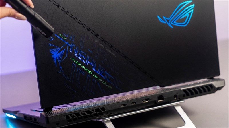 Cạnh sau của ASUS ROG Strix SCAR 17 SE. Cạnh sau của ASUS ROG Strix SCAR 17 SE.