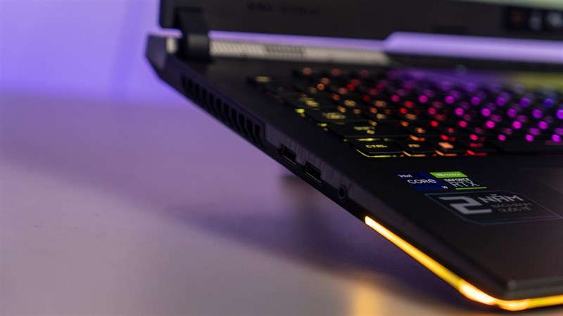 Cạnh trái của ASUS ROG Strix SCAR 17 SE. Cạnh trái của ASUS ROG Strix SCAR 17 SE.