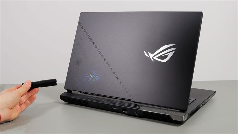 ASUS ROG Strix SCAR 17 SE được mình đánh giá là một trong những chiếc laptop ấn tượng nhất ở thời điểm hiện tại ASUS ROG Strix SCAR 17 SE được mình đánh giá là một trong những chiếc laptop ấn tượng nhất ở thời điểm hiện tại