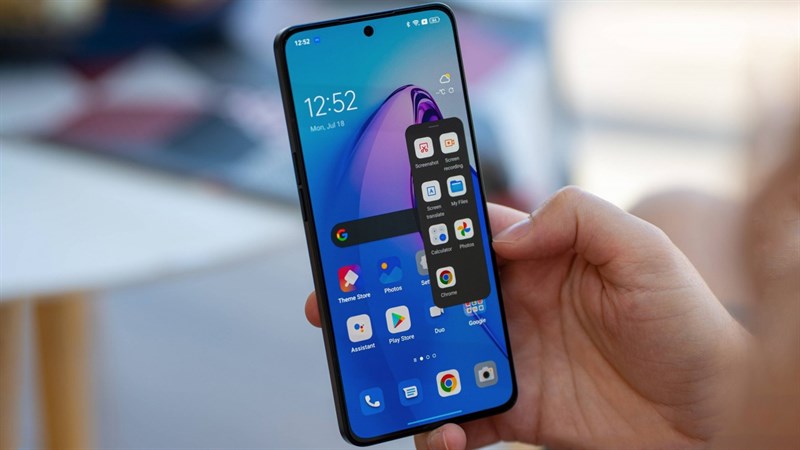 OPPO Reno8 Pro có thiết kế màn hình đục lỗ, các viền đã được tinh giản đi rất nhiều