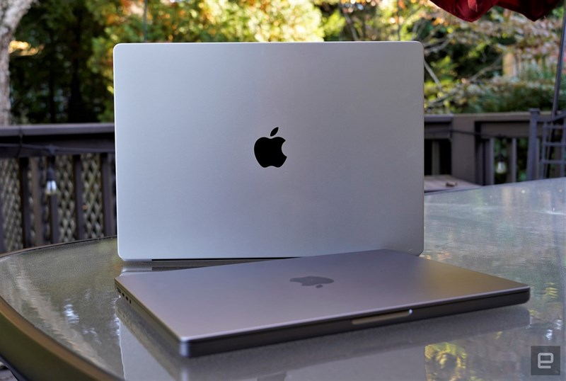 Mặt A của những chiếc Macbook luôn được thiết kế một cách tối giản nhất với logo Apple nằm ở chính giữa