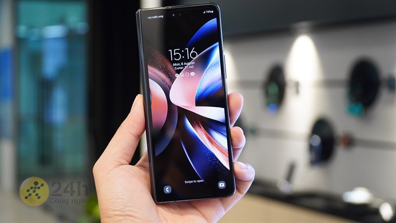 Galaxy Z Fold3 5G vẫn nằm gọn được trong lòng bàn tay