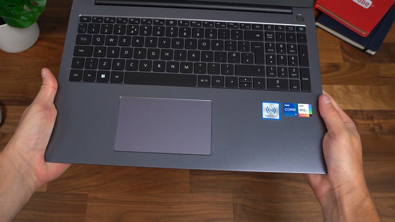 Huawei MateBook D16 với bàn phím fullsize và bàn di chuột kích thước vừa phải