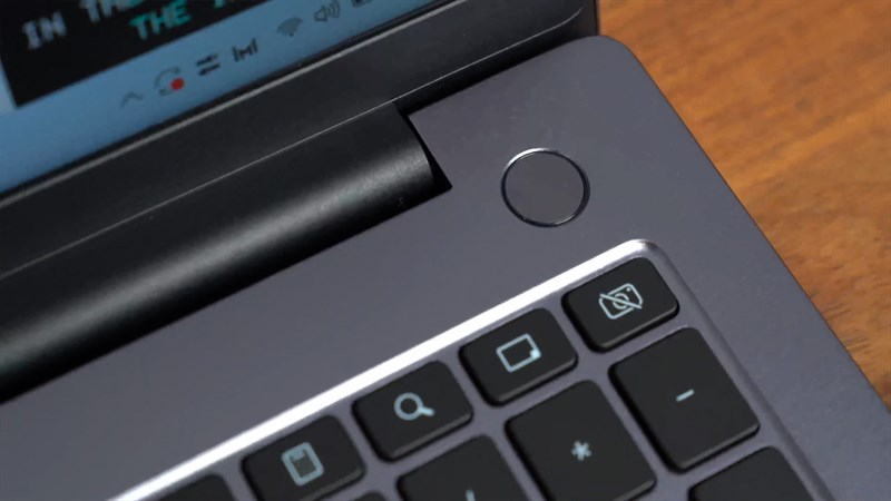 Huawei mateBook D16 có phần nút nguồn tích hợp cảm ứng vân tay nằm tách biệt
