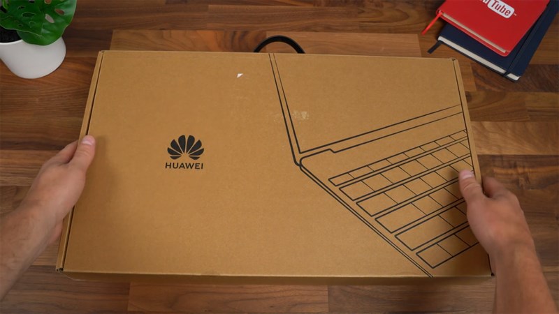 Vỏ hộp carton của Huawei MateBook D16 với thiết kế cực kỳ đơn giản