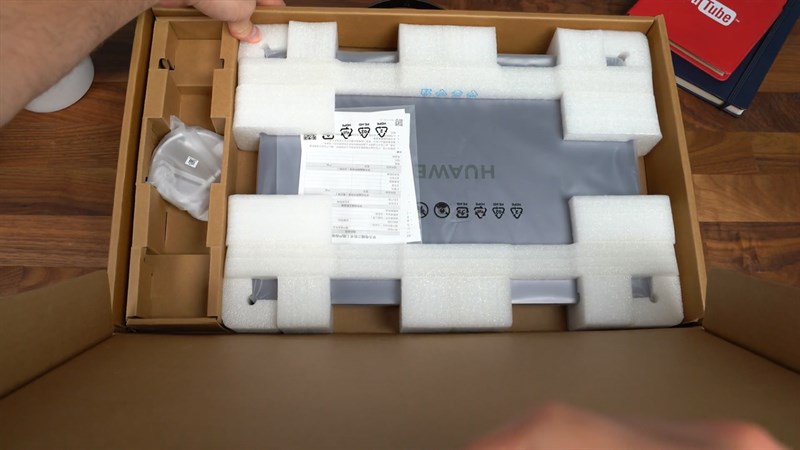 Bên trong ta có thể thấy được Huawei MateBook D16 được bảo vệ vô cùng chắc chắn