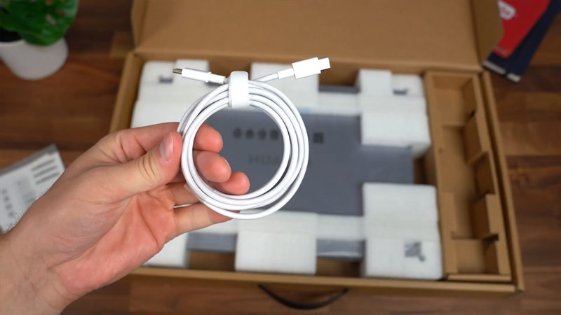 Chiếc cáp sạc được tặng kèm để sạc pin cho thiết bị