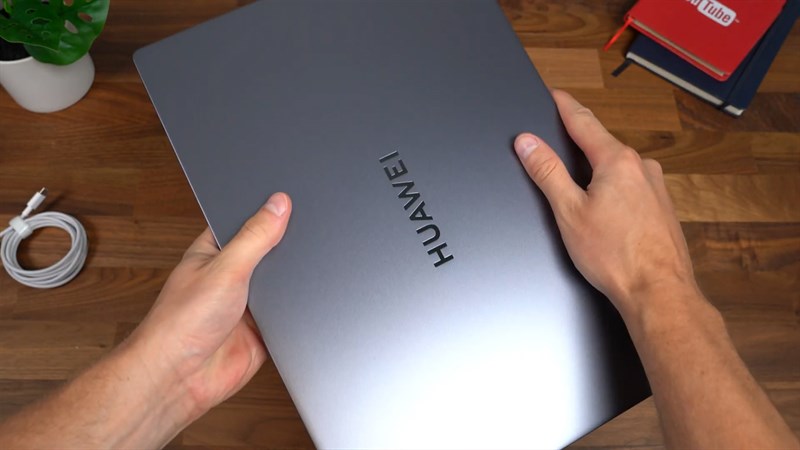 Huawei MateBook D16 nổi bật với thiết kế lưng phẳng và logo Huawei quen thuộc được khắc tỉ mỉ