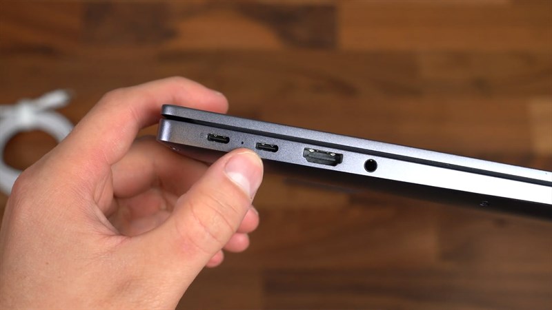 Cạnh trái của Huawei Matebook D16 với hai cổng USB-C, cổng HDMI, cổng tai nghe 3.5 mm
