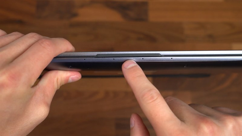 Mũi trước của Huawei MateBook D16 được khoét vào trong để tạo điểm tựa giúp mở máy dễ dàng