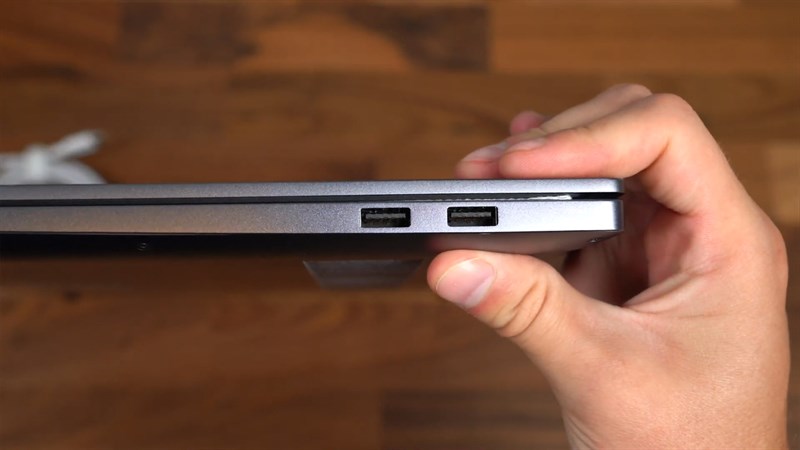 Cạnh phải của Huawei Matebook D16 với cổng USB-A 3.2 và 2.0