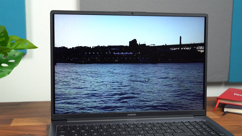 Huawei MateBook D16 khả năng đa nhiệm tốt với 8 GB RAM