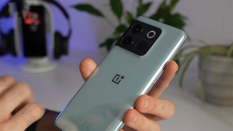 OnePlus 10T mang trên mình thiết kế khá đơn giản với những đường cong tinh xảo, mặt lưng kính OnePlus 10T mang trên mình thiết kế khá đơn giản với những đường cong tinh xảo, mặt lưng kính