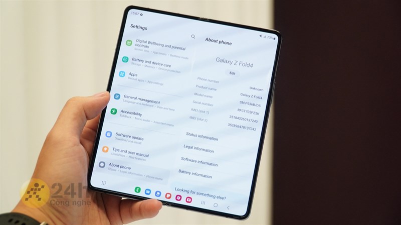 Màn hình chính của chiếc điện thoại có kích thước 7.6 inch.