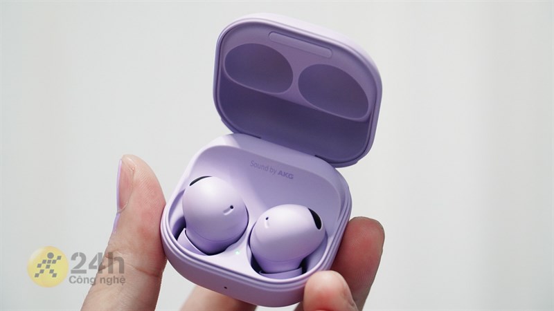 Khi mở hộp sạc thì ta có thể thấy cặp tai nghe Galaxy Buds2 Pro hình hạt đậu trông rất xinh xắn Khi mở hộp sạc thì ta có thể thấy cặp tai nghe Galaxy Buds2 Pro hình hạt đậu trông rất xinh xắn