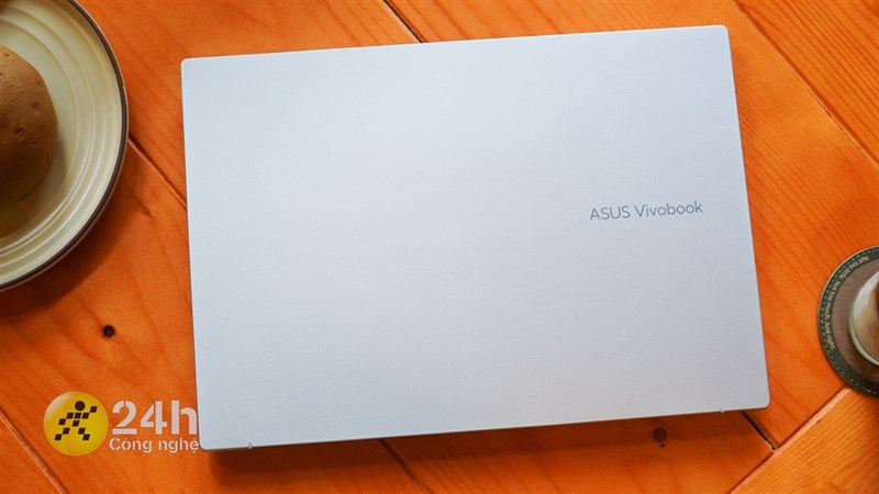 Tông màu bạc của Vivobook 14X OLED rất đẹp nhưng hơi dễ bám dấu vân tay trong quá trình dùng. Tông màu bạc của Vivobook 14X OLED rất đẹp nhưng hơi dễ bám dấu vân tay trong quá trình dùng.
