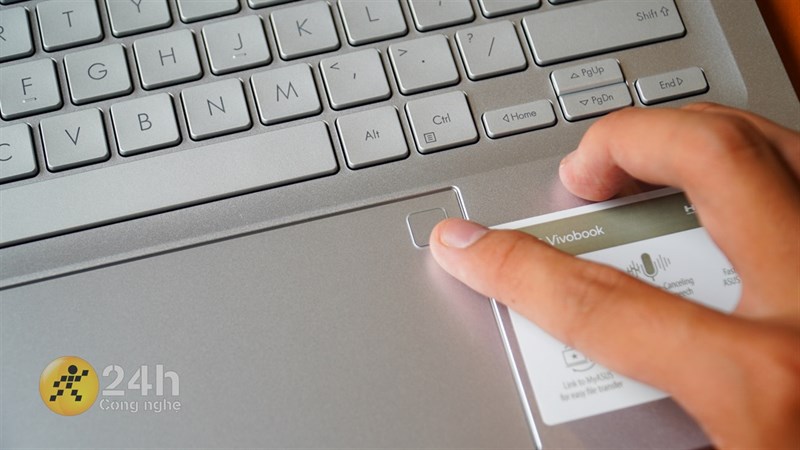 Góc trên bên phải của TouchPad này còn có cảm biến vân tay và mình nhận thấy cảm biến này có tốc độ nhận diện nhanh. Góc trên bên phải của TouchPad này còn có cảm biến vân tay và mình nhận thấy cảm biến này có tốc độ nhận diện nhanh.