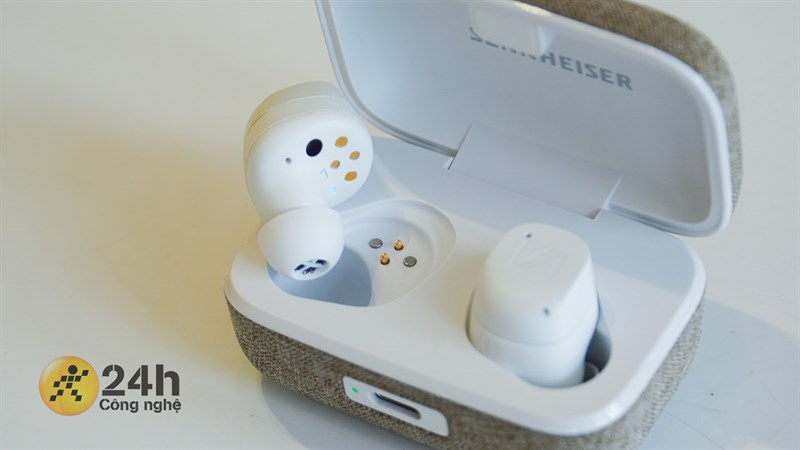 Phần ống tai nghe của Sennheiser Momentum True Wireless 3 còn có các nam châm khá mạnh giúp thiết bị bám hút vào hộp sạc tốt hơn Phần ống tai nghe của Sennheiser Momentum True Wireless 3 còn có các nam châm khá mạnh giúp thiết bị bám hút vào hộp sạc tốt hơn