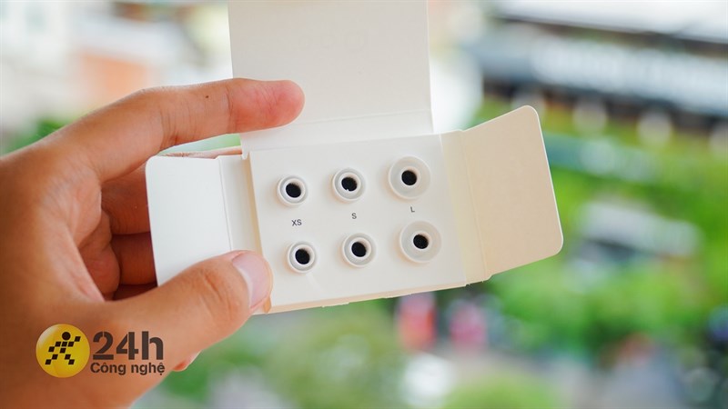 Bên cạnh đó còn có các nút cao su phù hợp cho mọi kích cỡ tai của người dùng Bên cạnh đó còn có các nút cao su phù hợp cho mọi kích cỡ tai của người dùng
