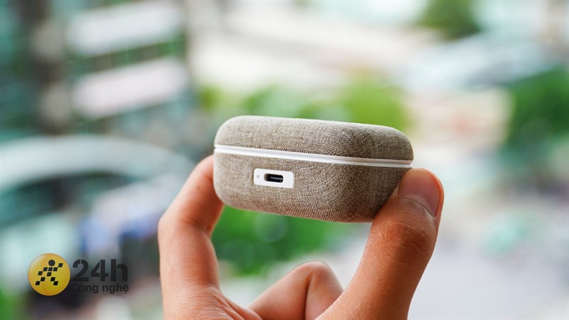 Cổng sạc USB Type-C và đèn báo pin ở phía trước của hộp sạc Cổng sạc USB Type-C và đèn báo pin ở phía trước của hộp sạc
