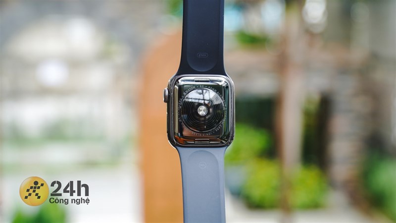 Mặt lưng của Apple Watch SE vẫn được hoàn thiện từ gốm và kính sapphire