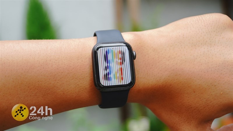 Mặt trước Apple Watch SE là màn hình có kích thước 1.78 inch, độ phân giải 448 x 368 pixel