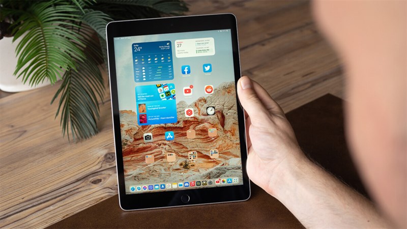 iPad 9 sở hữu ngoại hình khá tương đồng so với thế hệ tablet tiền nhiệm của Apple. iPad 9 sở hữu ngoại hình khá tương đồng so với thế hệ tablet tiền nhiệm của Apple.