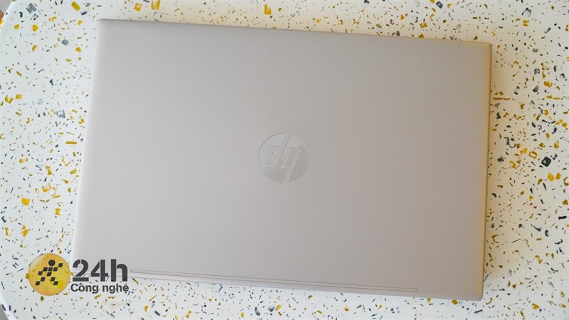 Nắp lưng của HP Pavilion 15 2022 được làm từ kim loại và mình đặc biệt thích phần logo HP sáng bóng.