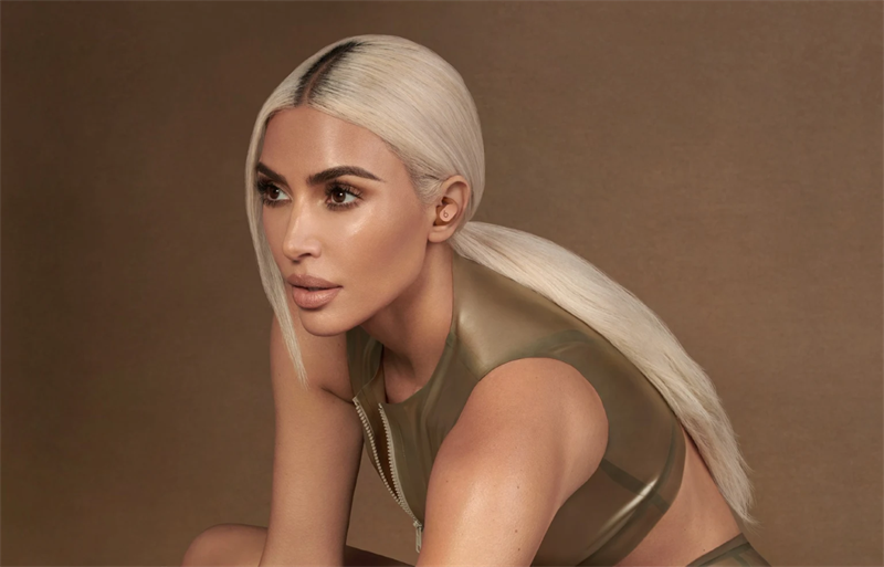 Kim Kardashian đeo tai nghe màu mới