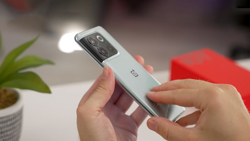 Phần nút gạt ở sườn phải rất quen thuộc của dòng sản phẩm OnePlus đã không còn xuất hiện trên OnePlus 10T