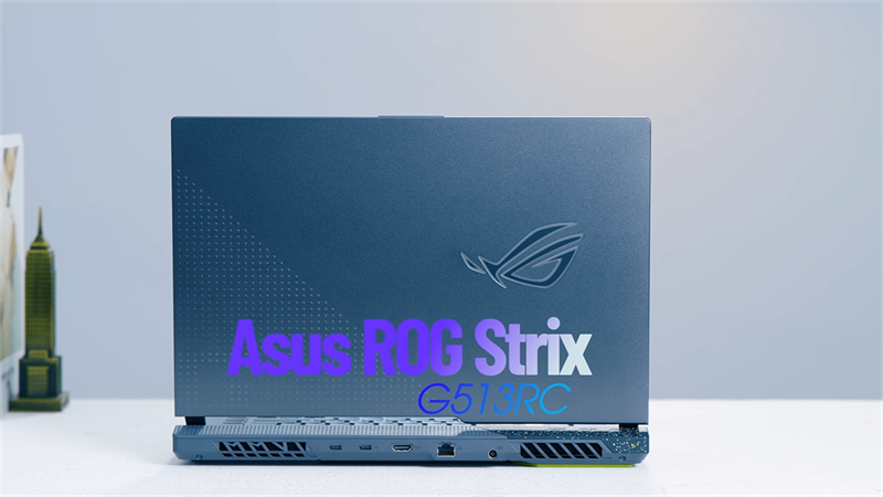 ASUS ROG Strix G15 G513R (2022) mang trong mình một vẻ ngoài có sự kết hợp giữa yếu tố thanh lịch với sự nam tính, mạnh mẽ cần có có đặc trưng. ASUS ROG Strix G15 G513R (2022) mang trong mình một vẻ ngoài có sự kết hợp giữa yếu tố thanh lịch với sự nam tính, mạnh mẽ cần có có đặc trưng.