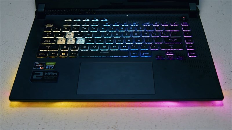 Dải đèn LED giúp mang đến cho ASUS ROG Strix G15 G513R (2022) nét gaming cũng như cho phép người dùng có thể tối ưu theo ý thích của bản thân. Dải đèn LED giúp mang đến cho ASUS ROG Strix G15 G513R (2022) nét gaming cũng như cho phép người dùng có thể tối ưu theo ý thích của bản thân.