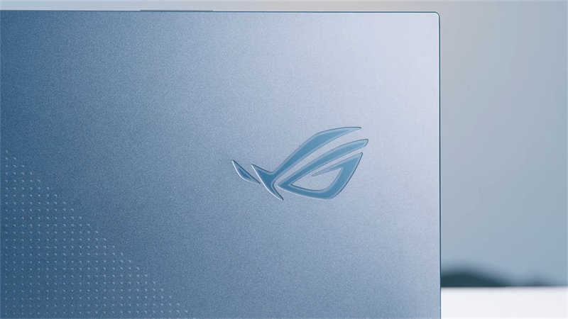 Mặt trước của ASUS ROG Strix G15 G513R (2022) được làm bằng chất liệu kim loại nên nét thanh lịch và sang trọng. Mặt trước của ASUS ROG Strix G15 G513R (2022) được làm bằng chất liệu kim loại nên nét thanh lịch và sang trọng.
