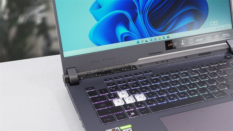 Bốm phím WASD được hoàn thiện trong suốt sẽ chính là điểm nhấn cho phần bàn phím của ASUS ROG Strix G15 G513R (2022). Bốm phím WASD được hoàn thiện trong suốt sẽ chính là điểm nhấn cho phần bàn phím của ASUS ROG Strix G15 G513R (2022).