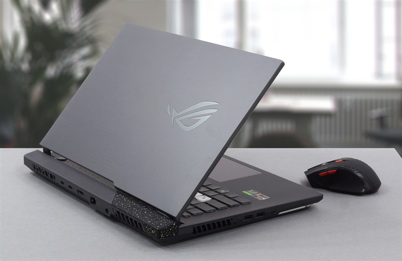 Thứ thu hút mình nhất ở mặt trước của ASUS ROG Strix G15 G513R (2022) lại là phần bản lề của máy. Thứ thu hút mình nhất ở mặt trước của ASUS ROG Strix G15 G513R (2022) lại là phần bản lề của máy.