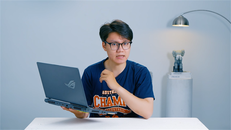 ASUS ROG Strix G15 G513R (2022) có kích thước không quá mỏng nhẹ nhưng vẫn đảm bảo được tính di động. ASUS ROG Strix G15 G513R (2022) có kích thước không quá mỏng nhẹ nhưng vẫn đảm bảo được tính di động.