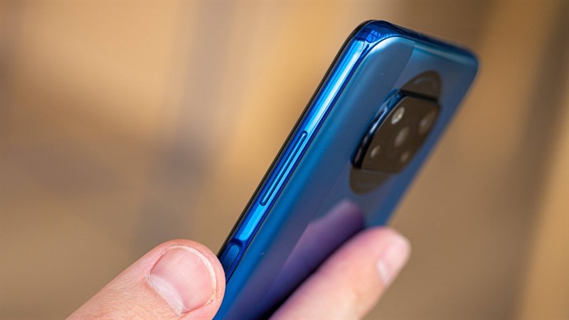Cạnh phải của POCO X3 Pro là nút nguồn và nút tăng/giảm âm lượng Cạnh phải của POCO X3 Pro là nút nguồn và nút tăng/giảm âm lượng