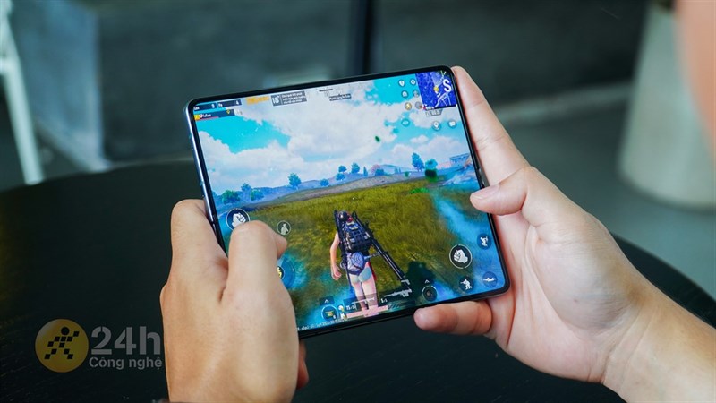 Galaxy Z Fold4 hoàn toàn có thể cân được tựa game PUBG Mobile.