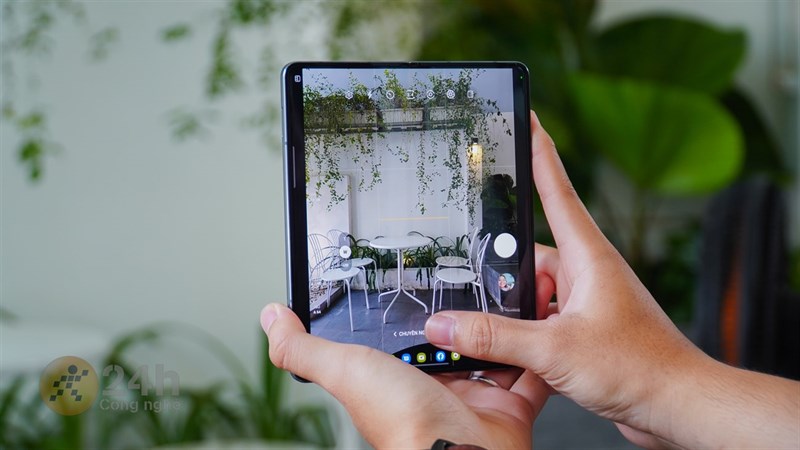 Ống kính tele trên Galaxy Z Fold4 cho khả năng zoom quang học 3x thay vì mức 2x như trên camera của Z Fold3. Ống kính tele trên Galaxy Z Fold4 cho khả năng zoom quang học 3x thay vì mức 2x như trên camera của Z Fold3.