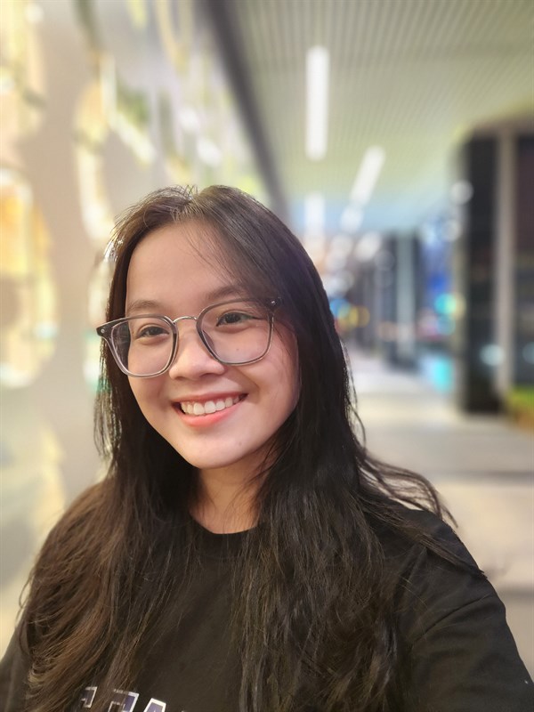 Ảnh chụp selfie nhưng sử dụng camera sau để tạo hiệu ứng xóa phông đẹp mắt hơn. Ảnh chụp selfie nhưng sử dụng camera sau để tạo hiệu ứng xóa phông đẹp mắt hơn.